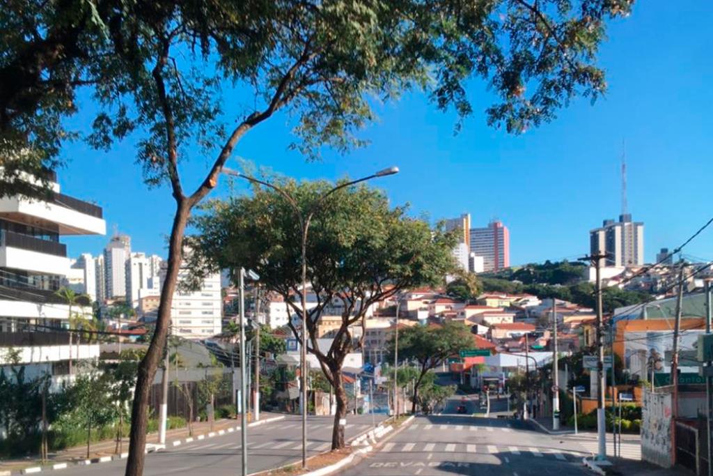Conheça o bairro da Pompeia em São Paulo: uma das ruas do bairro, bem arborizada e tranquila