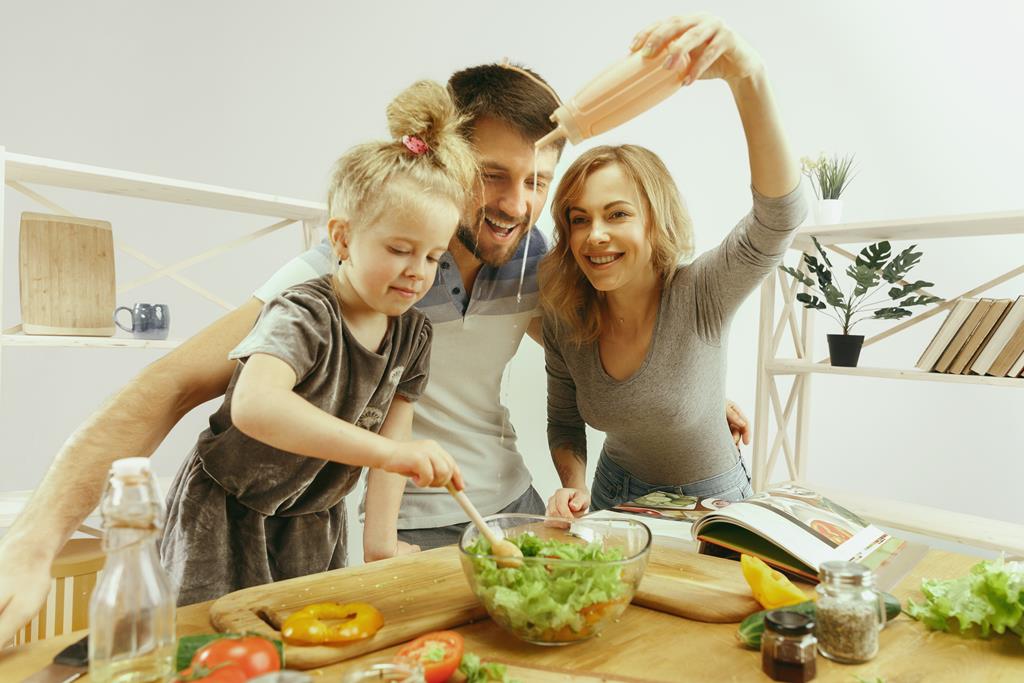 Qualidade de vida: Conquiste esse sonho: família curtindo um hobby juntos que seria cozinhar. Mãe, pai e filhos juntos na cozinha. 