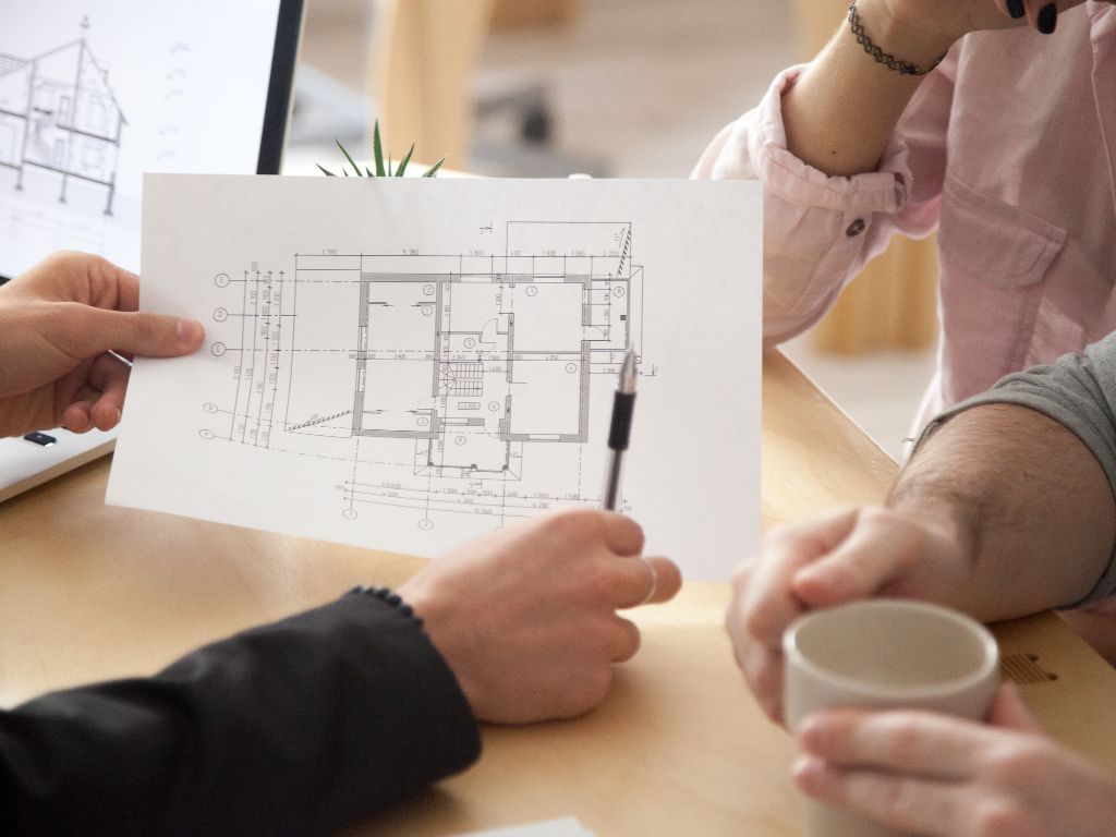 Comprar apartamento na planta significa adquirir um imóvel que ainda está em fase de projeto ou construção. Ou seja, você fecha o contrato antes do prédio estar pronto — muitas vezes logo após o lançamento do empreendimento.