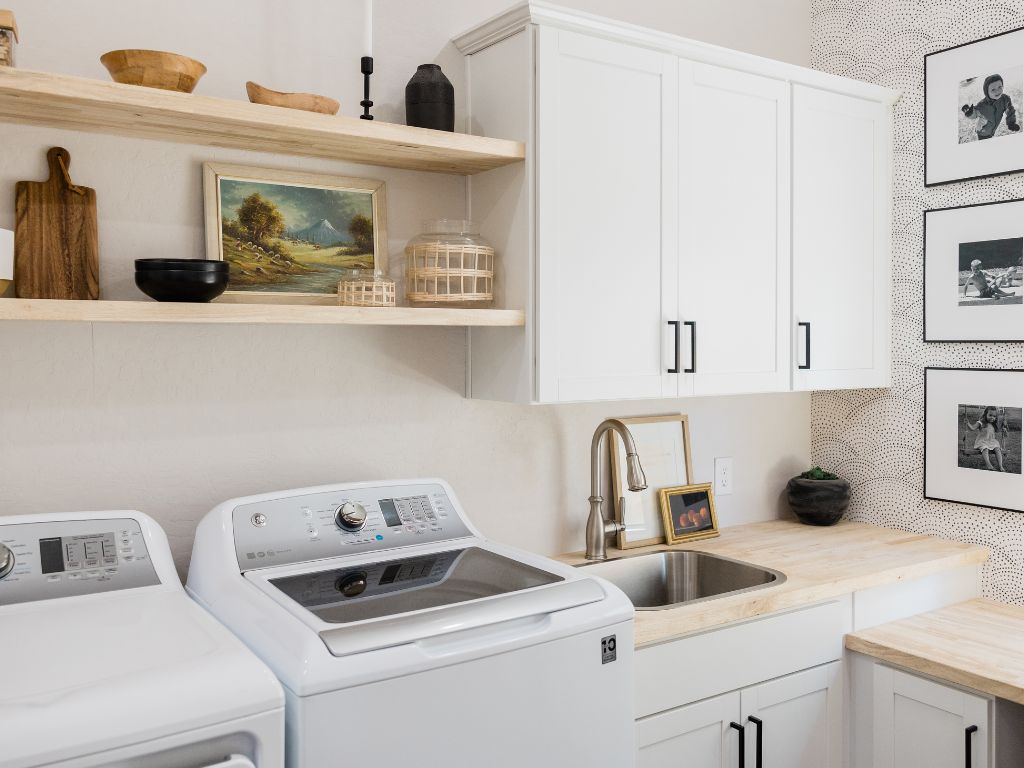 Esses são os itens fundamentais para começar com o pé direito em uma casa nova. Claro que, com o tempo, novos utensílios e elementos de decoração vão sendo adicionados, mas com essa base, você já garante funcionalidade, conforto e praticidade desde o início.