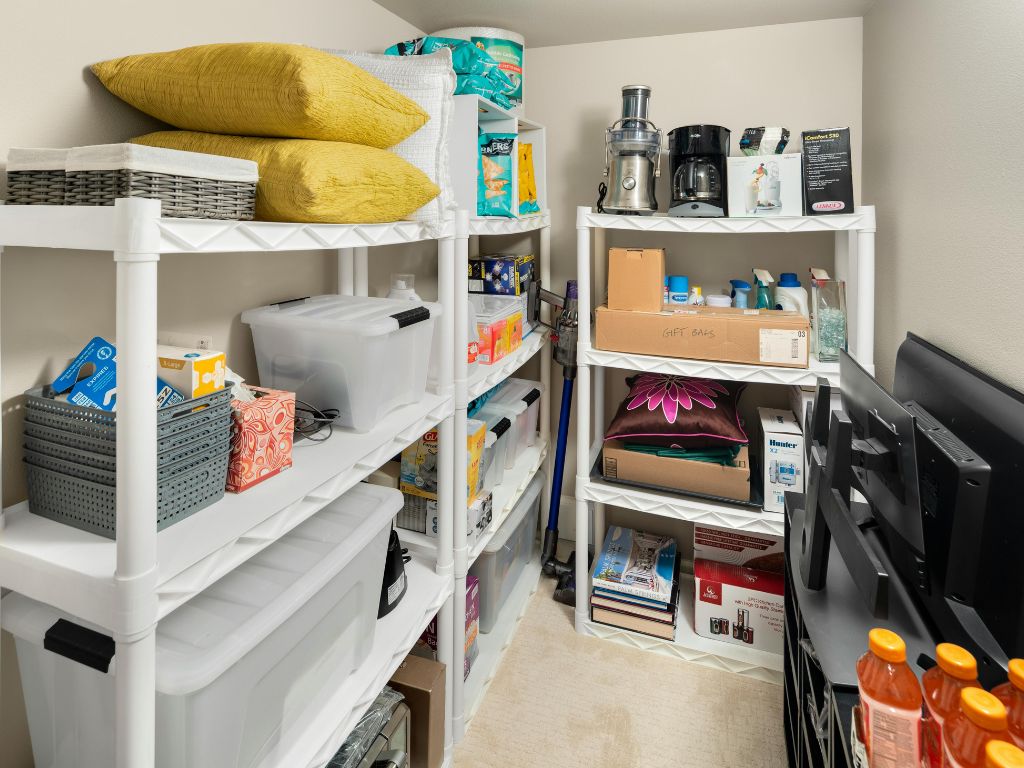 Montar uma casa do zero envolve dezenas de pequenos detalhes. Sem uma boa organização, é fácil se perder no meio de tantas escolhas, acabar comprando itens duplicados ou esquecer coisas básicas que farão falta no dia a dia. É aí que a lista de casa nova entra como uma grande aliada.