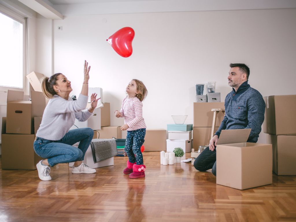 Com a chegada dos filhos, cresce a necessidade de espaço e organização. Apartamentos com pelo menos 60 m² a 80 m² são ideais para acomodar melhor todos os moradores. 