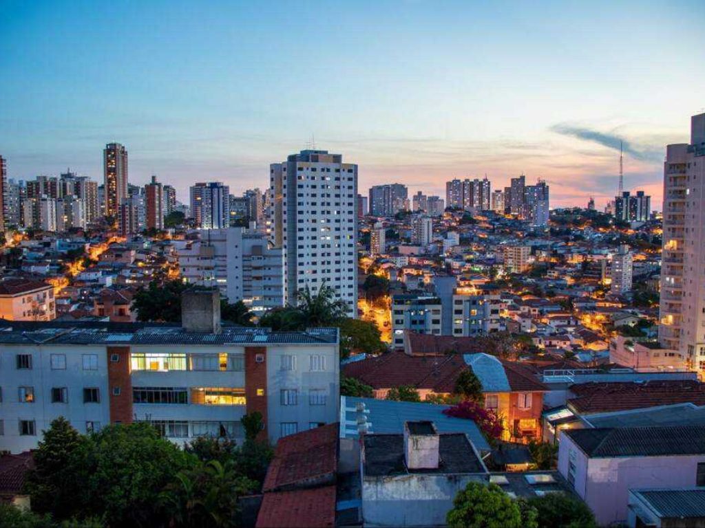 Na zona oeste, Perdizes se destaca pela atmosfera familiar e pela sensação de bairro “interiorano” mesmo em meio à cidade. É conhecido por sua segurança, boa iluminação pública e forte presença de moradores antigos e engajados.