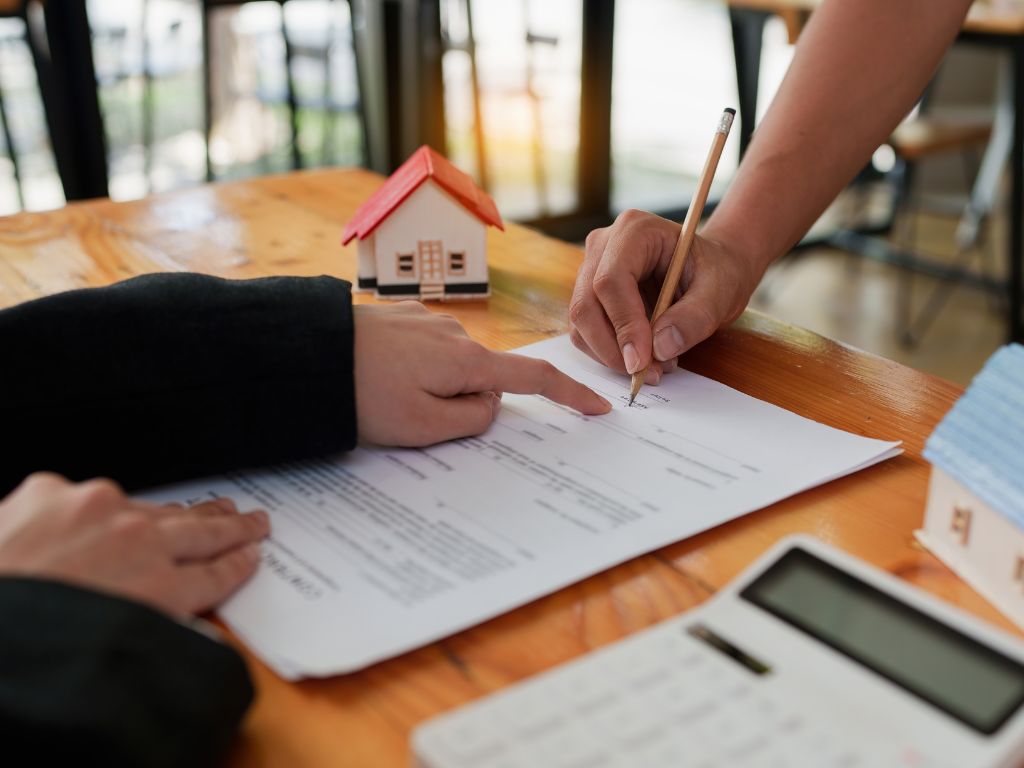 A escolha entre consórcio e financiamento envolve avaliar benefícios e limitações específicas de cada modalidade. Essa análise objetiva é fundamental para tomar a decisão mais acertada conforme seu perfil financeiro.