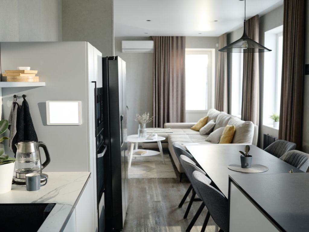 Um apartamento funcional apresenta elementos específicos que o diferenciam de imóveis tradicionais. Essas características trabalham em conjunto para criar um ambiente prático e acolhedor.
