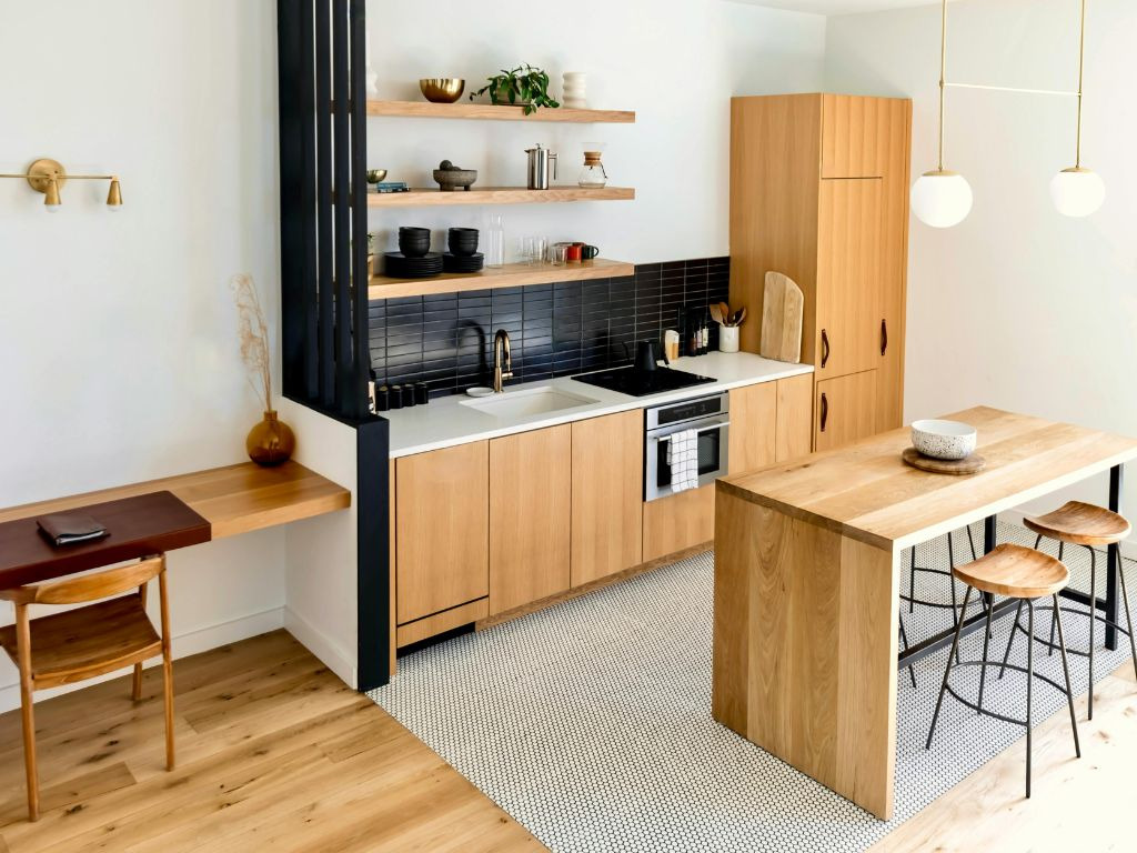 Um apartamento funcional perde sentido se você gasta horas no trânsito. Calcule tempos reais de deslocamento para o trabalho em horários de pico.