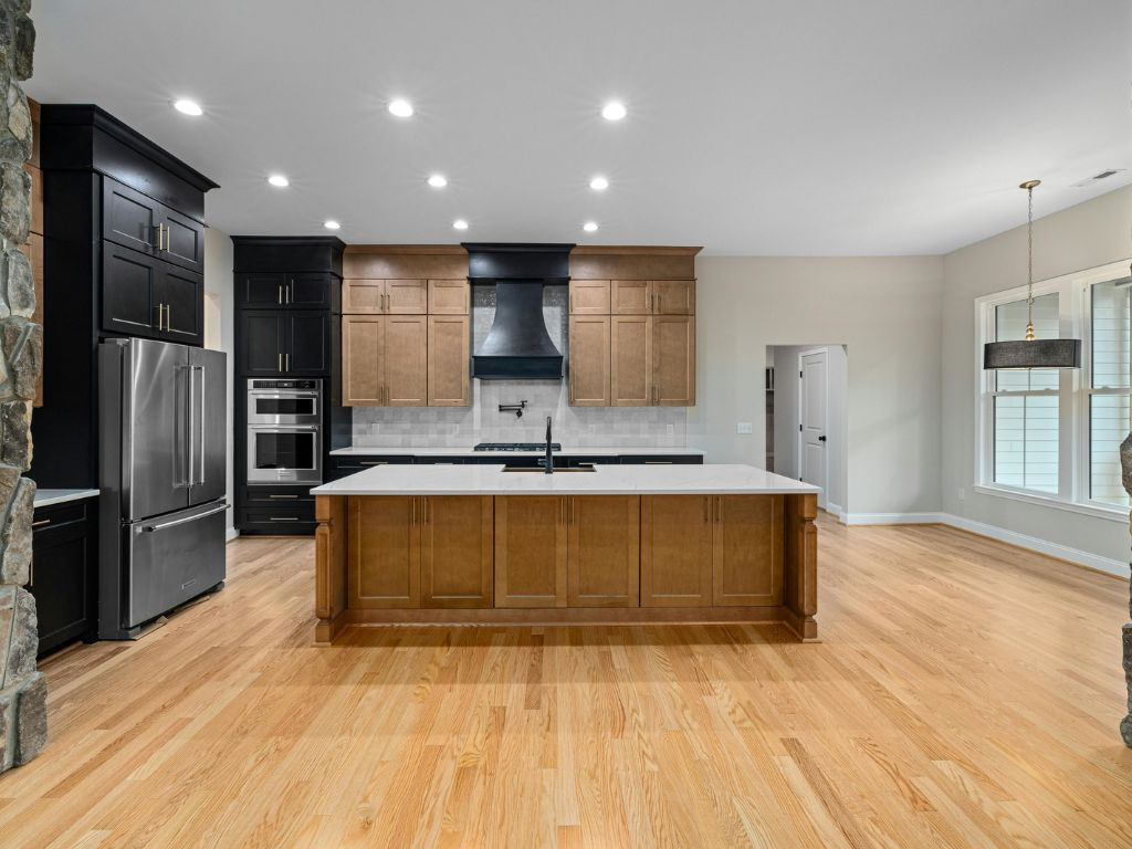 A decoração de uma cozinha em conceito aberto exige atenção especial à integração visual com os demais ambientes. Seguir algumas diretrizes garantirá um resultado harmonioso e sofisticado.